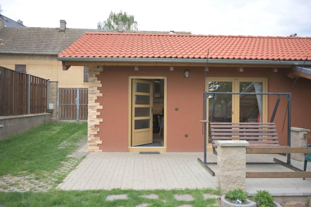 Utulny Domek V Zahrade V Unhosti Nedaleko Letiste Luaran gambar